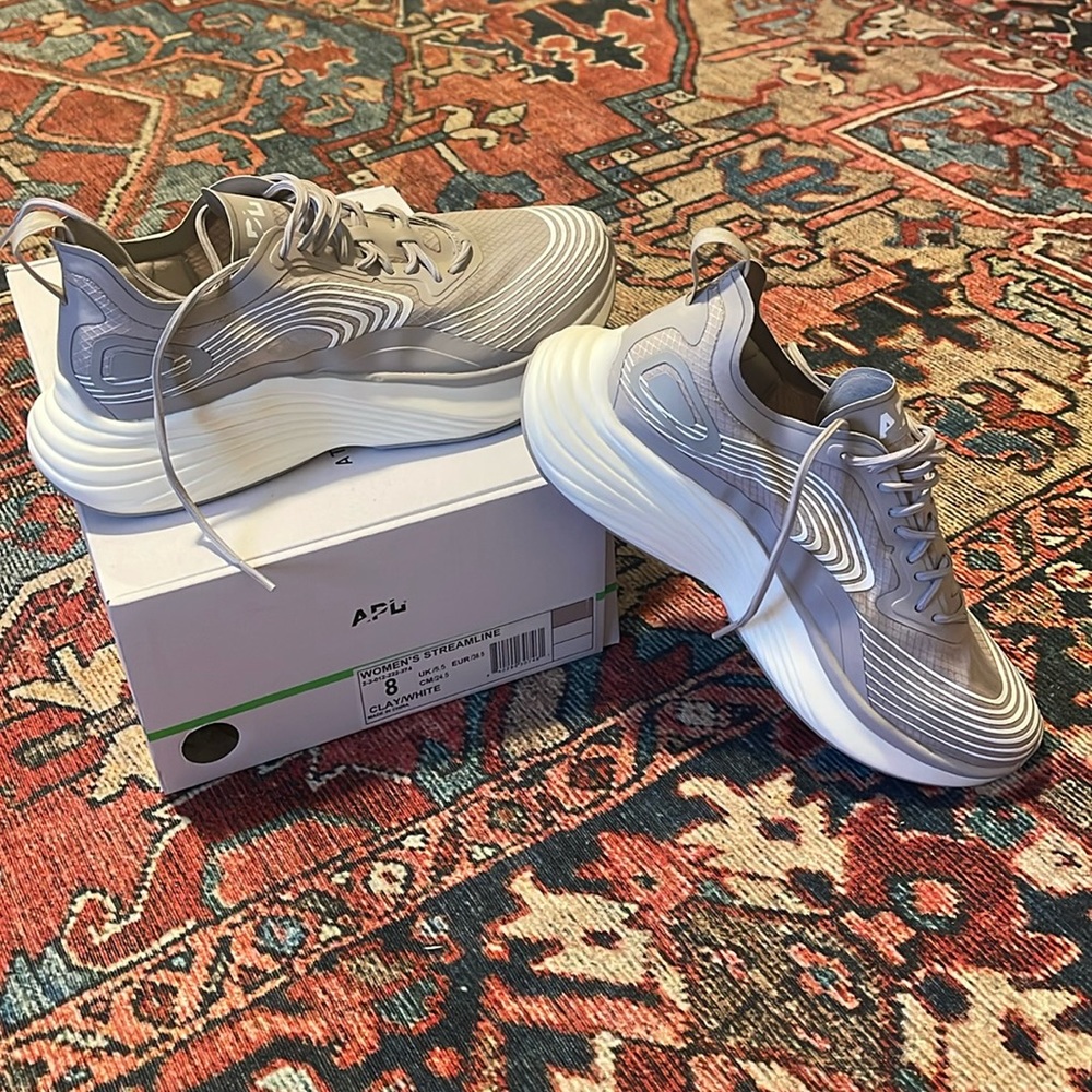APL Women’s size 8 STREAMLINE brand new in box